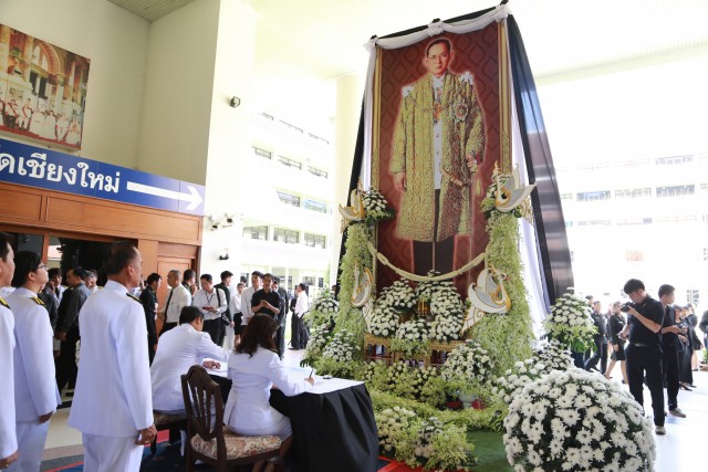 ผู้บริหาร มร.ชม. ร่วมลงนามถวายความอาลัยและพิธีสรงน้ำพระบรมศพ พระบาทสมเด็จพระเจ้าอยู่หัวในพระบรมโกศ ณ จังหวัดเชียงใหม่