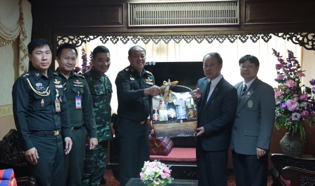มร.ชม. ต้อนรับผู้บัญชาการมณฑลทหารบกที่ 33 ในโอกาสเยือนรั้วดำเหลือง  มอบความสุขต้อนรับศักราชใหม่ พุทธศักราช 2560