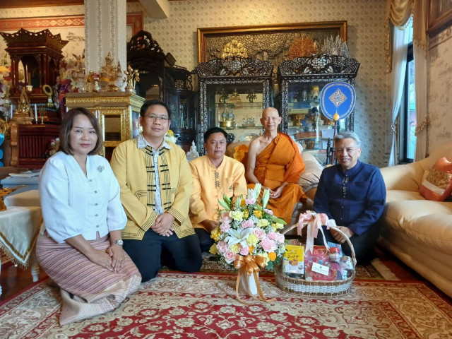 ผู้บริหาร มร.ชม. เข้ามุทิตาจิตแสดงความยินดี เจ้าอาวาสวัดพระธาตุดอยสุเทพราชวรวิหาร  และ เจ้าอาวาสวัดป่าดาราภิรมย์ พระอารามหลวง ในโอกาสดำรงตำแหน่งเจ้าคณะ