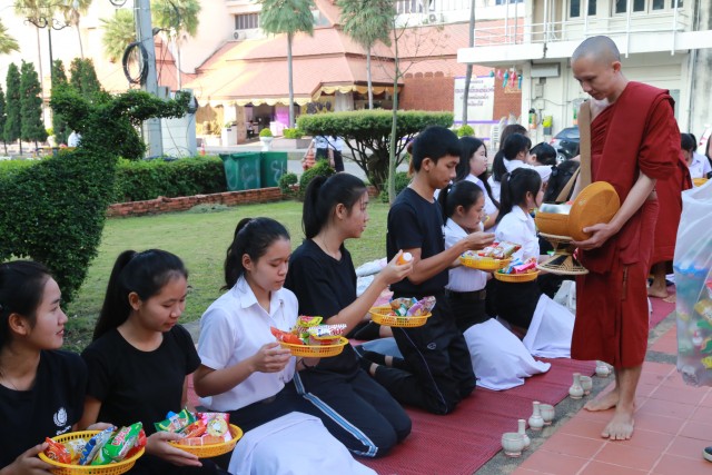 ชมรมพุทธศาสตร์ ม.ราชภัฏเชียงใหม่ จัดพิธีทำบุญตักบาตร เพื่อถวายเป็นพระราชกุศล