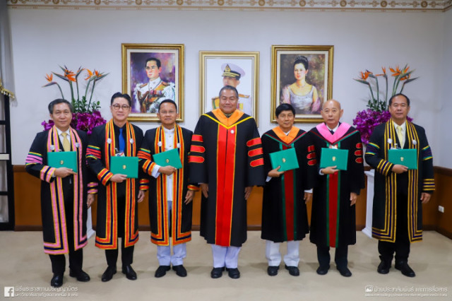 องคมนตรี เป็นผู้แทนพระองค์ไปมอบปริญญาบัตรแก่ผู้สำเร็จการศึกษาจากมหาวิทยาลัยราชภัฏในเขตภาคเหนือ ประจำปีการศึกษา 2565 เป็นวันที่สาม