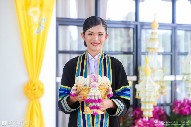 องคมนตรี เป็นผู้แทนพระองค์ไปมอบปริญญาบัตรแก่ผู้สำเร็จการศึกษาจากมหาวิทยาลัยราชภัฏในเขตภาคเหนือ ประจำปีการศึกษา 2565 เป็นวันสุดท้าย