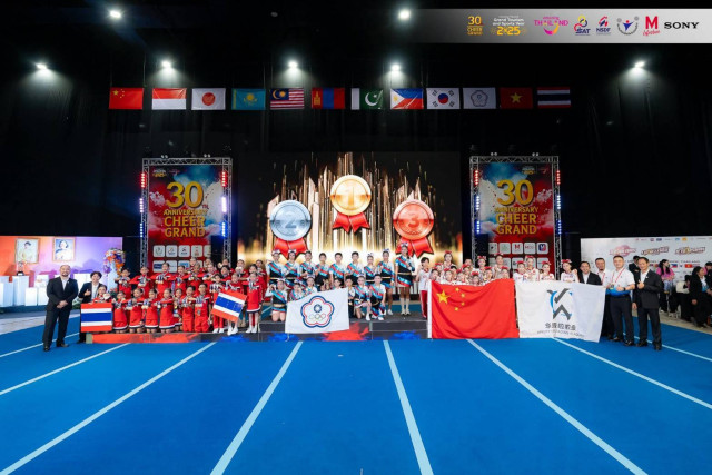 นักกีฬาเชียร์ โรงเรียนสาธิต ม.ราชภัฏเชียงใหม่ ขึ้นแท่นคว้าเหรียญทอง ระดับประเทศ  การแข่งขันกีฬาเชียร์ลีดดิ้งชิงแชมป์ประเทศไทย ครั้งที่ 29  และเหรียญเงิน การแข่งขันกีฬาเชียร์ลีดดิ้งอินเตอร์เนชั่นแนล เชียร์ ชาเลนจ์ ครั้งที่ 4 ระดับเอเชีย