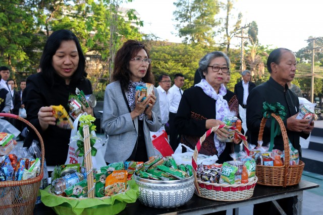 พิธีทำบุญตักบาตรพระภิกษุสงฆ์ พระนวกะ มร.ชม. ถวายเป็นพระราชกุศลในหลวงรัชกาลที่ 9