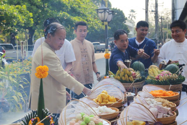 ม.ราชภัฏเชียงใหม่ สืบสานประเพณีสงกรานต์  จัดพิธีสระเกล้าดำหัวฯ – ทำบุญปีใหม่เมือง สักการะสิ่งศักดิ์สิทธิ์ประจำมหาวิทยาลัย