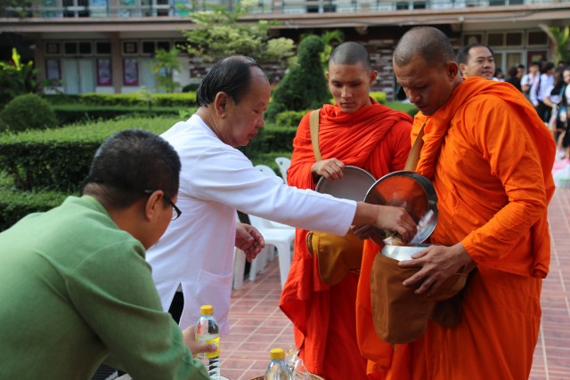 นักศึกษาภาคพิเศษ มร.ชม. จัดพิธีทำบุญตักบาตร - รับขวัญน้องใหม่ 