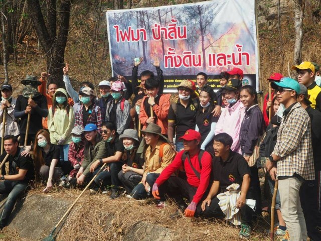 นศ. ชมรมรปศ.จิตอาสาพัฒนาสังคม (ภาคพิเศษ) ร่วมกิจกรรมจิตอาสาทำแนวกันไฟ ใสปุ๋ยห่มดินภาวนา