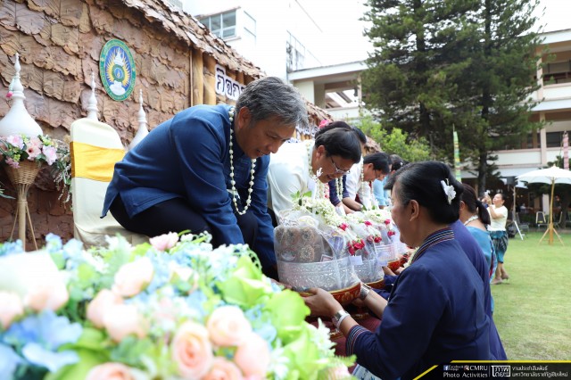 มหาวิทยาลัยราชภัฏเชียงใหม่ จัดพิธีสักการะสิ่งศักดิ์สิทธิ์และพิธีสระเกล้าดำหัวผู้บริหาร คณาจารย์และบุคลากรอาวุโส ประจำปี 2561 ร่วมสืบสานประเพณีป๋าเวณีปี๋ใหม่เมืองเจียงใหม่