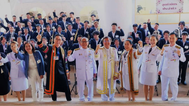 สาขาวิชาดนตรีสากล เชิญร่วมย้อนชมบรรยากาศความประทับใจ  การบรรเลงบทเพลงแสดงความยินดีแก่บัณฑิตมหาวิทยาลัยราชภัฏในเขตภาคเหนือ  ในพิธีพระราชทานปริญญาบัตรฯ ปีการศึกษา 2565