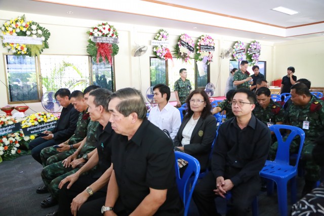 คณะผู้บริหาร – บุคลากร ร่วมแสดงความเสียใจ ผอ.โรงเรียนสาธิต  แจ้งกำหนดเป็นเจ้าภาพบำเพ็ญกุศลศพ พลตรีนุปกรณ์ อุดาการ