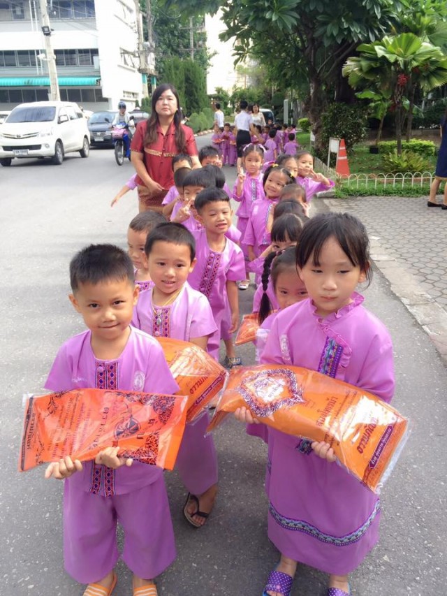 โรงเรียนสาธิต มร.ชม. ปลูกฝังนักเรียนเห็นความสำคัญพระพุทธศาสนา  จัดพิธีทำบุญสืบสานประเพณีเข้าพรรษา