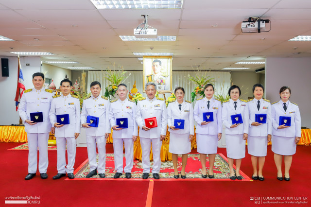 มหาวิทยาลัยราชภัฏเชียงใหม่ จัดพิธีรับพระราชทานเครื่องราชอิสริยาภรณ์ เบื้องหน้าพระบรมฉายาลักษณ์พระบาทสมเด็จพระเจ้าอยู่หัว