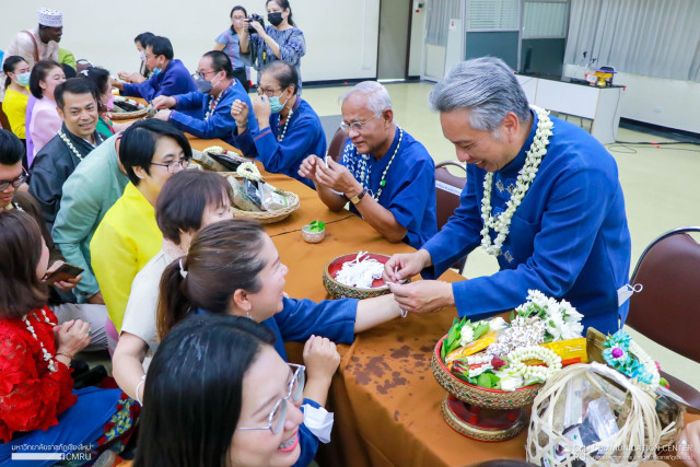 บัณฑิตวิทยาลัย ม.ราชภัฏเชียงใหม่ จัดพิธีสระเกล้าดำหัวคณาจารย์ เนื่องในเทศกาลสงกรานต์ ประจำปี 2566