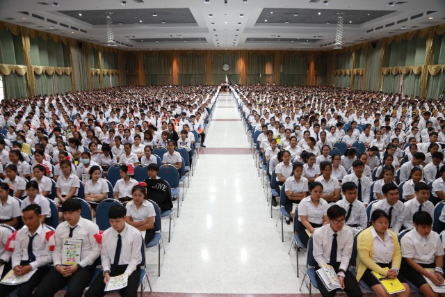 มร.ชม. จัดพิธีปฐมนิเทศนักศึกษาใหม่ ภาคปกติ ประจำปีการศึกษา 2559