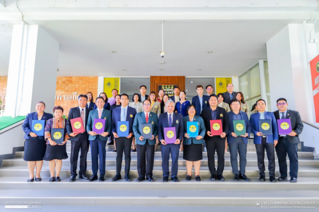 มหาวิทยาลัยราชภัฏเชียงใหม่ ลงนามความร่วมมือสถานศึกษาร่วมผลิตและพัฒนาครู ขับเคลื่อนโครงการ CMRU Model รุ่นปีการศึกษา 2568