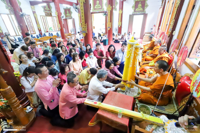 มหาวิทยาลัยราชภัฏเชียงใหม่ ถวายเทียนพรรษาเพื่อถวายเป็นพระราชกุศลแด่ พระบาทสมเด็จพระวชิรเกล้าเจ้าอยู่หัว ณ วัดเชียงโฉม เนื่องในประเพณีเข้าพรรษา ประจำปี 2566