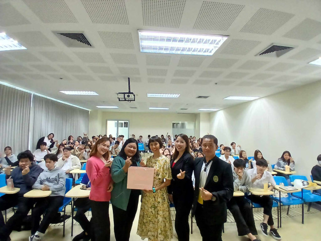ศูนย์สื่อสารองค์กร มร.ชม. ถ่ายทอดความรู้ด้านการประชาสัมพันธ์แก่นักศึกษาภาควิชานิเทศศาสตร์