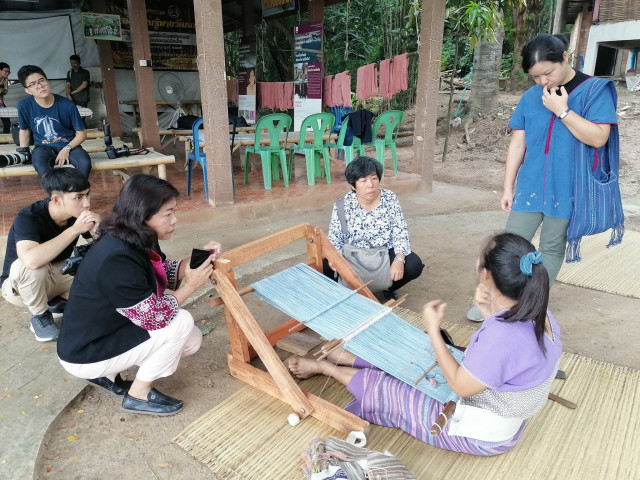 สำนักศิลปะและวัฒนธรรม มร.ชม. ลงพื้นที่เก็บข้อมูลผ้าทอกะเหรี่ยง  จัดทำฐานข้อมูลภูมิปัญญาทางวัฒนธรรมของชาติเพื่อให้ผู้สนใจได้ศึกษาค้นคว้า