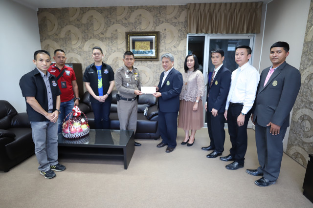 มหาวิทยาลัยราชภัฏเชียงใหม่ มอบกระเช้าแสดงความขอบคุณ เจ้าหน้าที่ตำรวจสถานีตำรวจภูธรช้างเผือก ในการสืบสวนและจับกุมคนร้าย คดีลักทรัพย์ มหาวิทยาลัยราชภัฏเชียงใหม่