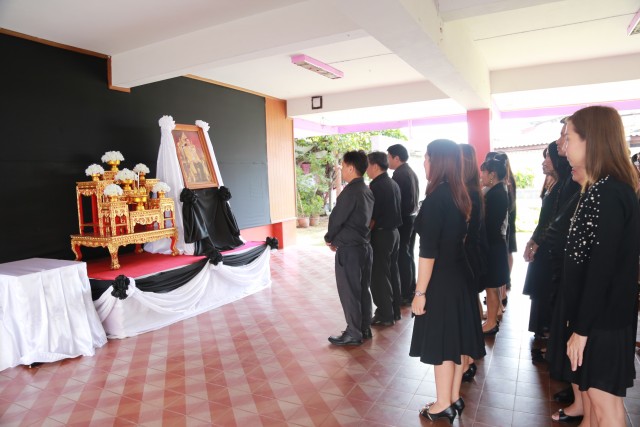 คณะครูและนักเรียน รร.สาธิต มร.ชม.  ร่วมพิธีถวายความอาลัยแด่พระบาทสมเด็จพระเจ้าอยู่หัวในพระบรมโกศ