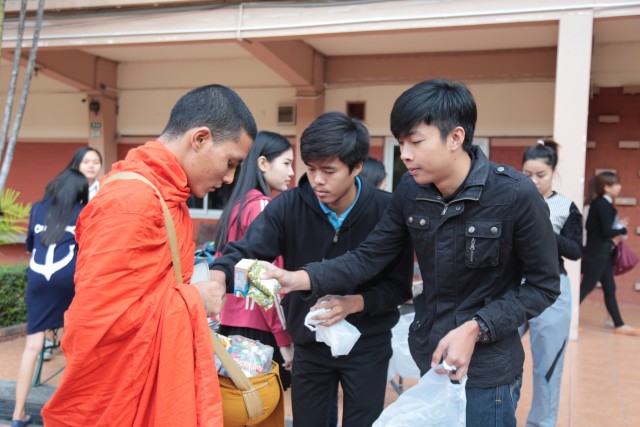 ชมรมจิตอาสา มร.ชม. จัดพิธีทำบุญตักบาตร  ปลูกฝังคนรุ่นใหม่น้อมนำหลักคำสอนพระพุทธศาสนาปรับใช้ในชีวิตประจำวัน