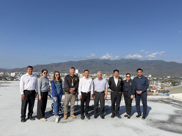 ผู้บริหาร มร.ชม. รับฟังการนำเสนอ เทคโนโลยีตรวจวัดคุณภาพอากาศ  จากการสร้างเครือข่ายความร่วมมือระดับชาติและนานาชาติ AiroTEC