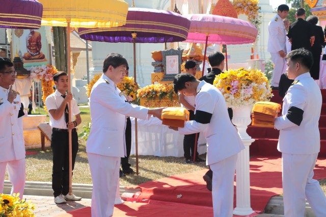 คณะผู้บริหาร มร.ชม. ร่วมทอดผ้าไตรบังสุกลพิธีพระราชทานเพลิงศพ“พระเทพวิสุทธิคุณ”