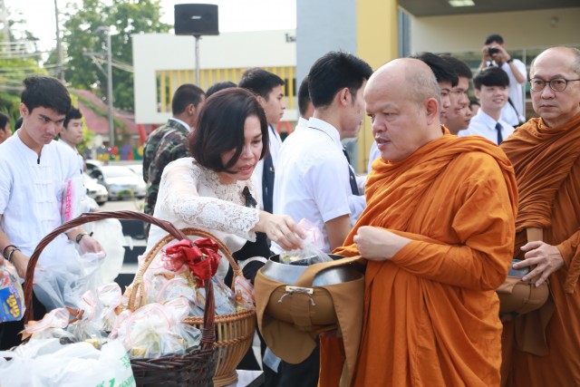 มร.ชม. จัดพิธีทำบุญตักบาตรและพิธีถวายพระพรชัยมงคลเฉลิมพระเกียรติสมเด็จพระเจ้าอยู่หัวรัชกาลที่ 10