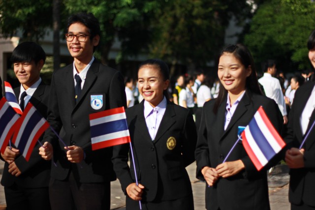 ประชาคมชาวราชภัฏเชียงใหม่ พร้อมใจเคารพธงชาติและร้องเพลงชาติด้วยความภาคภูมิใจ  เนื่องในโอกาสครบรอบ 100 ปี ธงชาติไทย