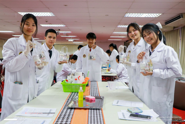 บัณฑิตวิทยาลัย มร.ชม. ร่วมกับ ECOA CMRU จัดการอบรมเชิงปฏิบัติการเรียนรู้การผลิตเครื่องสำอางจากสารสกัดจากธรรมชาติ รุ่นที่ 5