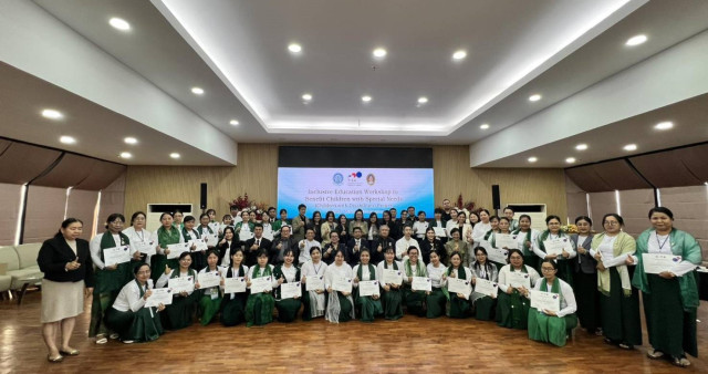 มร.ชม. มอบเกียรติบัตรผู้ผ่านการอบรม  โครงการความร่วมมือไทย–เมียนมา พัฒนาการจัดการศึกษาแบบเรียนรวม