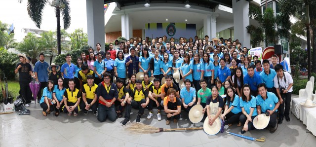 ผู้บริหาร คณาจารย์ บุคลากรและนักศึกษา มร.ชม. ร่วมใจกัน BIG Cleaning Day ประจำปี 2559