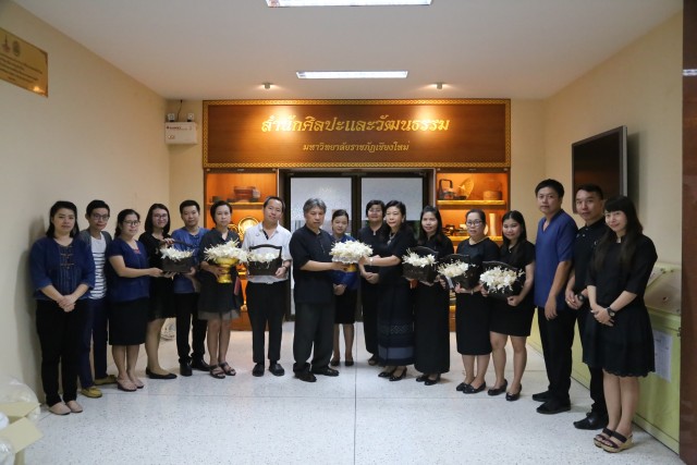 สำนักทะเบียนฯ รั้วดำเหลือง ถวายความอาลัย รัชกาลที่ 9  ส่งมอบดอกดารารัตน์ร่วมถวายในพระราชพิธีถวายพระเพลิงพระบรมศพพ่อของแผ่นดิน