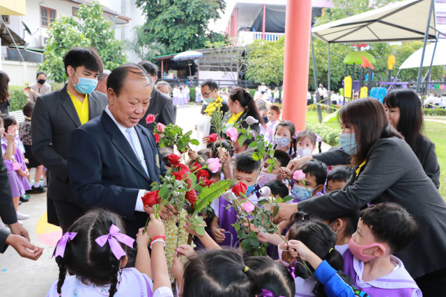 โรงเรียนสาธิตมหาวิทยาลัยราชภัฏเชียงใหม่ จัดงานแสดงมุทิตาคารวะแด่อธิการบดี ท่ามกลางรอยยิ้มและความอบอุ่น