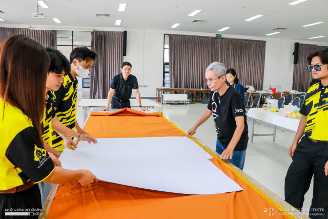 คณาจารย์ บุคลากร และนักศึกษา ม.ราชภัฏเชียงใหม่  ร่วมกิจกรรมพิมพ์ลายผ้าห่มองค์พระมหาเจดีย์ ทำโคมหูกระต่าย และทำผางประทีป  