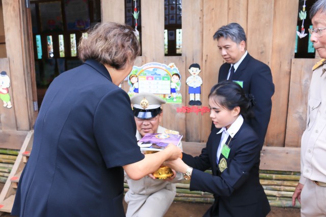 คณะผู้บริหาร คณาจารย์และนักศึกษา มหาวิทยาลัยราชภัฏเชียงใหม่ ร่วมเฝ้ารับเสด็จ สมเด็จพระเทพรัตนราชสุดาฯ สยามบรมราชกุมารี ในโอกาสเสด็จพระราชดำเนินเปิดศูนย์การเรียนรู้ตำรวจตระเวนชายแดนบ้านแม่เหลอ จังหวัดแม่ฮ่องสอน