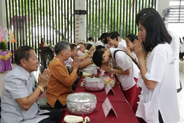 ศิษย์เก่าครุศาสตร์ มร.ชม. หวนคืนถิ่นดำเหลือง เยือนสถาบันเก่า  ร่วมพิธีสระเกล้าดำหัวอาจารย์อาวุโส ประจำปี 2561