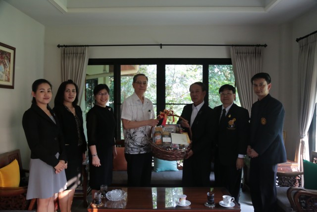 ที่ปรึกษาอธิการบดีพร้อมคณะผู้บริหาร มร.ชม.  ร่วมขอพรอดีตนายกสภามหาวิทยาลัยสร้างขวัญกำลังใจการดำเนินงาน พุทธศักราช 2560