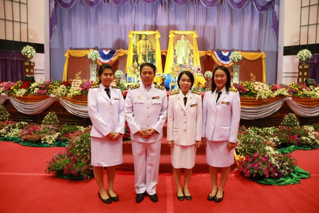 อาจารย์ดร.ขวัญใจ กิจชาลารัตน์ ผู้ช่วยอธิการบดี มร.ชม. พร้อมคณาจารย์และบุคลากรมหาวิทยาลัย  เข้าร่วมพิธีวันที่ระลึกพระบาทสมเด็จพระนั่งเกล้าเจ้าอยู่หัว” และวันข้าราชการพลเรือน ประจำปี 2559